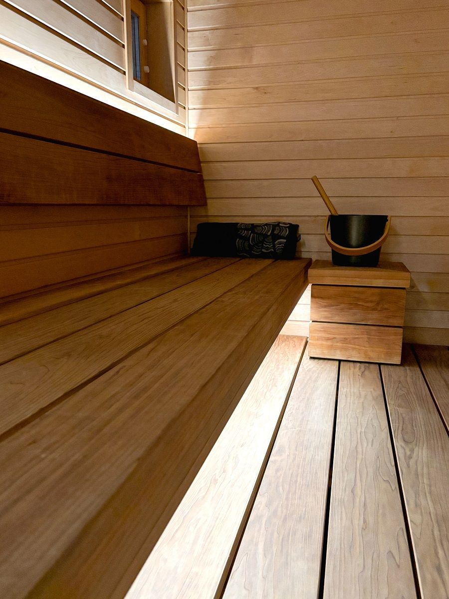 L'illuminazione della sauna è stata resa efficace portando la luce dietro lo schienale e sotto la seduta. © LedStore.fi